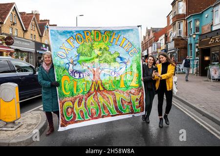 Oxford, Regno Unito. 6 novembre 2021. Giornata globale d'azione di Oxford per la giustizia climatica. Organizzato dalla coalizione Oxfordshire COP 26, che comprende XR, amici della Terra, gruppi sindacali e altri con preoccupazioni per la giustizia climatica. Gli attivisti del clima hanno marciato da Manzil Way al di fuori della Cowley Road fino a un raduno che si teneva nella Broad Street del centro di Oxford. Circa 3000 manifestanti hanno riempito Broad Street End to End. La marcia di Oxford e il raduno è stato uno dei tanti che hanno avuto luogo a pensiero del Regno Unito nello stesso momento del vertice sul clima COP26 di Glasgow. Credito: Stephen Bell/Alamy Foto Stock