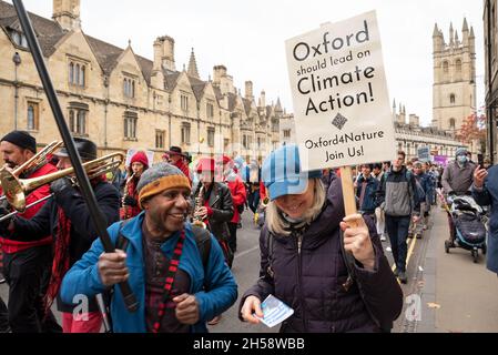 Oxford, Regno Unito. 6 novembre 2021. Giornata globale d'azione di Oxford per la giustizia climatica. Organizzato dalla coalizione Oxfordshire COP 26, che comprende XR, amici della Terra, gruppi sindacali e altri con preoccupazioni per la giustizia climatica. Gli attivisti del clima hanno marciato da Manzil Way al di fuori della Cowley Road fino a un raduno che si teneva nella Broad Street del centro di Oxford. Circa 3000 manifestanti hanno riempito Broad Street End to End. La marcia di Oxford e il raduno è stato uno dei tanti che hanno avuto luogo a pensiero del Regno Unito nello stesso momento del vertice sul clima COP26 di Glasgow. Credito: Stephen Bell/Alamy Foto Stock