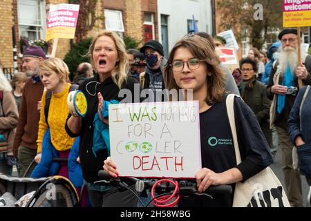 Oxford, Regno Unito. 6 novembre 2021. Giornata globale d'azione di Oxford per la giustizia climatica. Organizzato dalla coalizione Oxfordshire COP 26, che comprende XR, amici della Terra, gruppi sindacali e altri con preoccupazioni per la giustizia climatica. Gli attivisti del clima hanno marciato da Manzil Way al di fuori della Cowley Road fino a un raduno che si teneva nella Broad Street del centro di Oxford. Circa 3000 manifestanti hanno riempito Broad Street End to End. La marcia di Oxford e il raduno è stato uno dei tanti che hanno avuto luogo a pensiero del Regno Unito nello stesso momento del vertice sul clima COP26 di Glasgow. Credito: Stephen Bell/Alamy Foto Stock