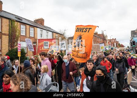 Oxford, Regno Unito. 6 novembre 2021. Giornata globale d'azione di Oxford per la giustizia climatica. Organizzato dalla coalizione Oxfordshire COP 26, che comprende XR, amici della Terra, gruppi sindacali e altri con preoccupazioni per la giustizia climatica. Gli attivisti del clima hanno marciato da Manzil Way al di fuori della Cowley Road fino a un raduno che si teneva nella Broad Street del centro di Oxford. Circa 3000 manifestanti hanno riempito Broad Street End to End. La marcia di Oxford e il raduno è stato uno dei tanti che hanno avuto luogo a pensiero del Regno Unito nello stesso momento del vertice sul clima COP26 di Glasgow. Credito: Stephen Bell/Alamy Foto Stock