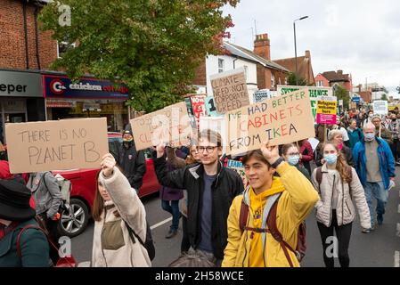 Oxford, Regno Unito. 6 novembre 2021. Giornata globale d'azione di Oxford per la giustizia climatica. Organizzato dalla coalizione Oxfordshire COP 26, che comprende XR, amici della Terra, gruppi sindacali e altri con preoccupazioni per la giustizia climatica. Gli attivisti del clima hanno marciato da Manzil Way al di fuori della Cowley Road fino a un raduno che si teneva nella Broad Street del centro di Oxford. Circa 3000 manifestanti hanno riempito Broad Street End to End. La marcia di Oxford e il raduno è stato uno dei tanti che hanno avuto luogo a pensiero del Regno Unito nello stesso momento del vertice sul clima COP26 di Glasgow. Credito: Stephen Bell/Alamy Foto Stock