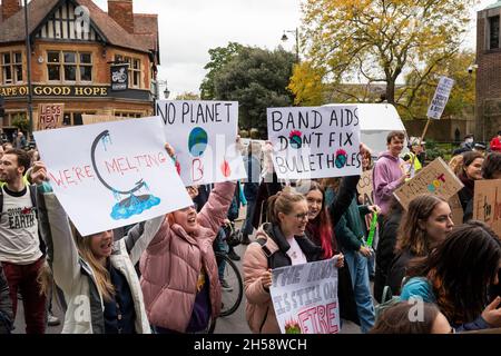 Oxford, Regno Unito. 6 novembre 2021. Giornata globale d'azione di Oxford per la giustizia climatica. Organizzato dalla coalizione Oxfordshire COP 26, che comprende XR, amici della Terra, gruppi sindacali e altri con preoccupazioni per la giustizia climatica. Gli attivisti del clima hanno marciato da Manzil Way al di fuori della Cowley Road fino a un raduno che si teneva nella Broad Street del centro di Oxford. Circa 3000 manifestanti hanno riempito Broad Street End to End. La marcia di Oxford e il raduno è stato uno dei tanti che hanno avuto luogo a pensiero del Regno Unito nello stesso momento del vertice sul clima COP26 di Glasgow. Credito: Stephen Bell/Alamy Foto Stock