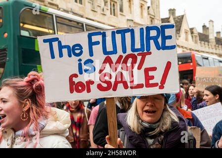 Oxford, Regno Unito. 6 novembre 2021. Giornata globale d'azione di Oxford per la giustizia climatica. Organizzato dalla coalizione Oxfordshire COP 26, che comprende XR, amici della Terra, gruppi sindacali e altri con preoccupazioni per la giustizia climatica. Gli attivisti del clima hanno marciato da Manzil Way al di fuori della Cowley Road fino a un raduno che si teneva nella Broad Street del centro di Oxford. Circa 3000 manifestanti hanno riempito Broad Street End to End. La marcia di Oxford e il raduno è stato uno dei tanti che hanno avuto luogo a pensiero del Regno Unito nello stesso momento del vertice sul clima COP26 di Glasgow. Credito: Stephen Bell/Alamy Foto Stock