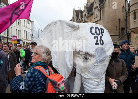 Oxford, Regno Unito. 6 novembre 2021. Giornata globale d'azione di Oxford per la giustizia climatica. Organizzato dalla coalizione Oxfordshire COP 26, che comprende XR, amici della Terra, gruppi sindacali e altri con preoccupazioni per la giustizia climatica. Gli attivisti del clima hanno marciato da Manzil Way al di fuori della Cowley Road fino a un raduno che si teneva nella Broad Street del centro di Oxford. Circa 3000 manifestanti hanno riempito Broad Street End to End. La marcia di Oxford e il raduno è stato uno dei tanti che hanno avuto luogo a pensiero del Regno Unito nello stesso momento del vertice sul clima COP26 di Glasgow. Credito: Stephen Bell/Alamy Foto Stock