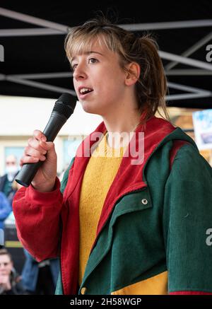 Oxford, Regno Unito. 6 novembre 2021. Giornata globale d'azione di Oxford per la giustizia climatica. Organizzato dalla coalizione Oxfordshire COP 26, che comprende XR, amici della Terra, gruppi sindacali e altri con preoccupazioni per la giustizia climatica. Gli attivisti del clima hanno marciato da Manzil Way al di fuori della Cowley Road fino a un raduno che si teneva nella Broad Street del centro di Oxford. Circa 3000 manifestanti hanno riempito Broad Street End to End. La marcia di Oxford e il raduno è stato uno dei tanti che hanno avuto luogo a pensiero del Regno Unito nello stesso momento del vertice sul clima COP26 di Glasgow. Credito: Stephen Bell/Alamy Foto Stock