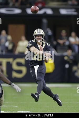 New Orleans, Stati Uniti. 7 novembre 2021. Il quarterback dei New Orleans Saints Trevor Siemian (15) lancia contro gli Atlanta Falcons al Caesars Superdome di New Orleans domenica 7 novembre 2021. Foto di AJ Sisco/UPI. Credit: UPI/Alamy Live News Foto Stock