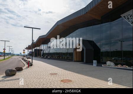 13/09/2021. Aeroporto Olsztyn-Mazury, Polonia. Vista sulla facciata anteriore della struttura in vetro dell'edificio principale dell'aeroporto Terminal. Foto Stock