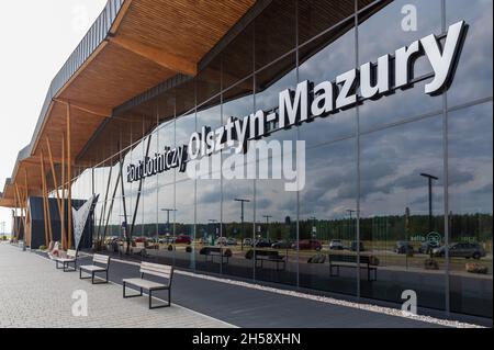 13/09/2021. Aeroporto Olsztyn-Mazury, Polonia. Vista sulla facciata anteriore della struttura in vetro dell'edificio principale dell'aeroporto Terminal. Foto Stock