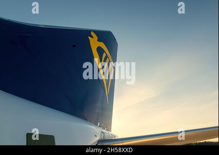 13/09/2021. Aeroporto Olsztyn-Mazury, Polonia. Coda di un aereo Ryanair con il suo simbolo Irish Harp Company contro il cielo blu. Foto Stock