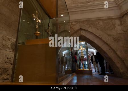 I visitatori osservano una collezione di croci processionali in mostra nel Museo Comarcal de Arte Sacro, Peñafiel, Spagna. Foto Stock