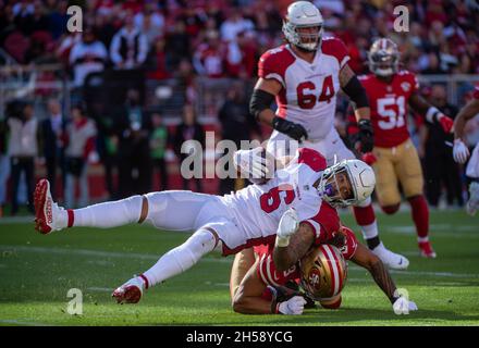 Santa Clara, California, Stati Uniti. 7 Nov 2021. James Conner (6) degli Arizona Cardinals capovolge il Talanoa Hufanga di San Francisco 49ers (29) nel primo trimestre durante una partita al Levi's Stadium di domenica 7 novembre 2021, a Santa Clara. (Credit Image: © Paul Kitagaki Jr./ZUMA Press Wire) Foto Stock