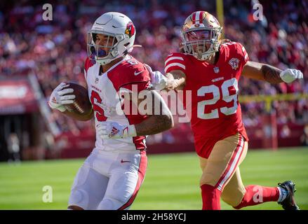 Santa Clara, California, Stati Uniti. 7 Nov 2021. James Conner degli Arizona Cardinals (6) corre nella zona finale per l'atoubvhdown inseguito da Talanoa Hufanga di San Francisco 49ers (29) nel primo trimestre durante una partita al Levi's Stadium di domenica 7 novembre 2021, a Santa Clara. (Credit Image: © Paul Kitagaki Jr./ZUMA Press Wire) Foto Stock