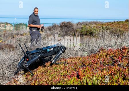 Monterey, Stati Uniti d'America. 03 novembre 2021. Arthur Hernandez, AT&T Senior Technology Program Manager, dimostra le capacità del cane robot AT&T Fido-G durante i test presso il Sea Land Air Military Research Facility 3 novembre 2021 a Monterey, California. Credit: MC2 James Norket/US Navy Photo/Alamy Live News Foto Stock