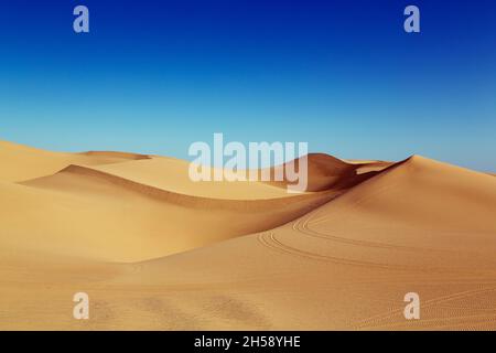 Situate nell'angolo sud-orientale della California, le dune di sabbia imperiali sono la più grande massa di dune di sabbia dello stato. Immagine originale da Carol M. H Foto Stock