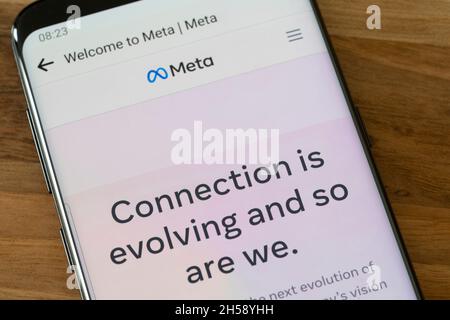 Facebook si è rinominato Meta - il marchio copre le app Facebook, Messenger, Instagram e WhatsApp - visualizzate sullo schermo di uno smartphone. REGNO UNITO Foto Stock