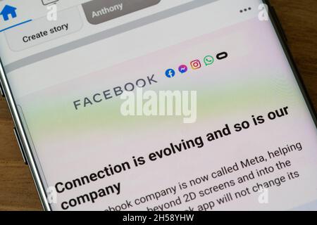 Facebook si è rinominato Meta - il marchio copre le app Facebook, Messenger, Instagram e WhatsApp - visualizzate sullo schermo di uno smartphone. REGNO UNITO Foto Stock