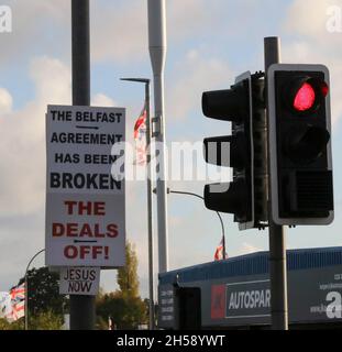 Messaggio di opposizione lealista unionista all'Irlanda del Nord protocollo post-Brexit sulla targhetta lealista nell'Irlanda del Nord novembre 2021. Foto Stock