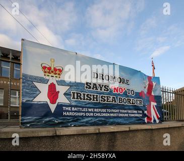 Opposizione al confine con il Mare d'Irlanda del Nord. Bandiera sindacalista dell'opposizione lealista al confine con il Mare d'Irlanda e protocollo post-Brexit dell'Irlanda del Nord Foto Stock