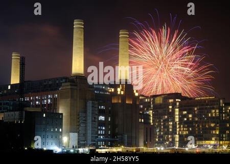 Londra, Regno Unito. 7 Nov 2021. L'esposizione annuale di fuochi d'artificio al Battersea Park, vista dalla riva nord del Tamigi, di fronte alla centrale elettrica di Battersea. Questo fine settimana si è svolto il popolare evento per la seconda notte e le offerte della domenica sera erano a un'ora di inizio 'familiare' precedente. Credit: Undicesima ora Fotografia/Alamy Live News Foto Stock