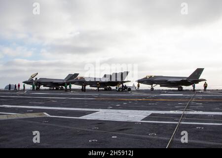 OCEANO PACIFICO (Nov. 5, 2021) F-35C Lightning II, assegnato a Marine Fighter Attack Squadron (VMFA) 314, sono incatenati al ponte della USS Abraham Lincoln (CVN 72) per condurre ispezioni post-volo. Abraham Lincoln sta conducendo le operazioni di routine nella terza flotta degli Stati Uniti. (STATI UNITI Foto del corpo marino di 1° Ora. Charles Allen/rilasciato) Foto Stock