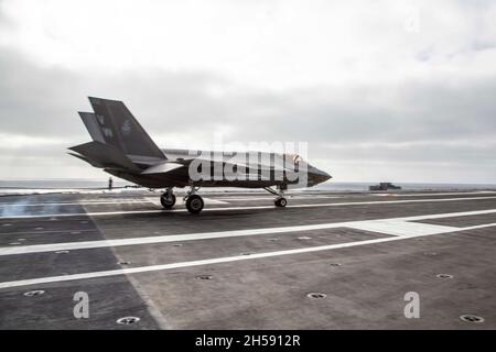 OCEANO PACIFICO (Nov. 5, 2021) un F-35C Lightning II, assegnato a Marine Wing Fighter Attack Squadron (VMFA) 314, atterra a bordo della portaerei USS Abraham Lincoln (CVN 72). Abraham Lincoln sta conducendo le operazioni di routine nella terza flotta degli Stati Uniti. (STATI UNITI Foto del corpo marino di 1° Ora. Charles Allen/rilasciato) Foto Stock