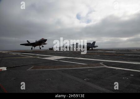 OCEANO PACIFICO (Nov. 5, 2021) un F-35C Lightning II, assegnato a Marine Wing Fighter Attack Squadron (VMFA) 314, atterra a bordo della portaerei USS Abraham Lincoln (CVN 72). Abraham Lincoln sta conducendo le operazioni di routine nella terza flotta degli Stati Uniti. (STATI UNITI Foto del corpo marino di 1° Ora. Charles Allen/rilasciato) Foto Stock