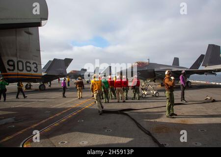 OCEANO PACIFICO (Nov. 5, 2021) F-35C Lightning II, assegnato a Marine Fighter Attack Squadron (VMFA) 314, sono incatenati al ponte della USS Abraham Lincoln (CVN 72) per condurre ispezioni post-volo. Abraham Lincoln sta conducendo le operazioni di routine nella terza flotta degli Stati Uniti. (STATI UNITI Foto del corpo marino di 1° Ora. Charles Allen/rilasciato) Foto Stock