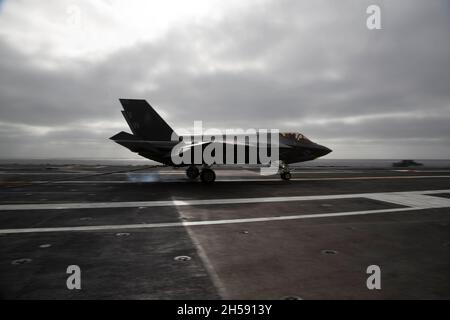 OCEANO PACIFICO (Nov. 5, 2021) un F-35C Lightning II, assegnato a Marine Wing Fighter Attack Squadron (VMFA) 314, atterra a bordo della portaerei USS Abraham Lincoln (CVN 72). Abraham Lincoln sta conducendo le operazioni di routine nella terza flotta degli Stati Uniti. (STATI UNITI Foto del corpo marino di 1° Ora. Charles Allen/rilasciato) Foto Stock