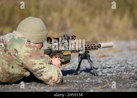 Il fumo si libera dalla camera di un M110 A1 Squad Designated Marksman Rifle sparato da SPC. Steven Monnat, un uomo d'infanzia assegnato alla sede della Guardia Nazionale di New York e sede della Società, secondo battaglione, 108th reggimento di fanteria, durante l'addestramento di nuove attrezzature a Fort Drum, New York, 5 novembre. Monnat era tra i 30 soldati del quartier generale superiore del battaglione, la 27a squadra di combattimento delle Brigate di fanteria, imparò a far funzionare l'SDMR e a colmare il divario tra la portata di un fucile e le armi di un cecchino. (STATI UNITI Foto della Guardia Nazionale di Maj. Avery Schneider) (U.S.A. Guardia Nazionale foto da Foto Stock