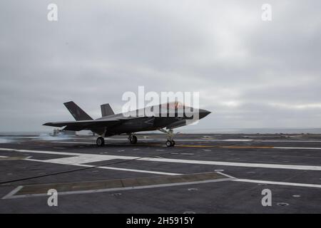 OCEANO PACIFICO (Nov. 5, 2021) un F-35C Lightning II, assegnato a Marine Wing Fighter Attack Squadron (VMFA) 314, atterra a bordo della portaerei USS Abraham Lincoln (CVN 72). Abraham Lincoln sta conducendo le operazioni di routine nella terza flotta degli Stati Uniti. (STATI UNITI Foto del corpo marino di 1° Ora. Charles Allen/rilasciato) Foto Stock