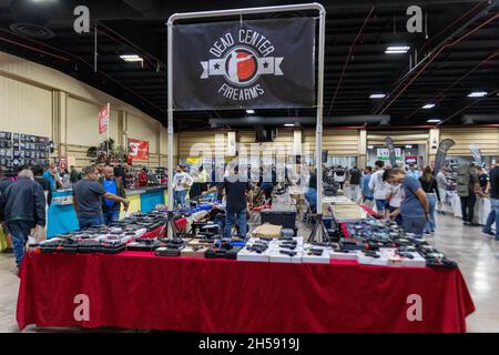 Miami, Stati Uniti. 7 novembre 2021. Florida Gun mostra, il più grande promoter di armi show a Miami, Florida il 7 novembre 2021. Armi da fuoco nuove, usate e antiche, munizioni, forniture per tiro, coltelli, accessori per tiro, Oscilloscopi, clip, ricarica di materiali di consumo, custodie, custodie, Borse gamma, attrezzatura da caccia, prodotti per la vendita di articoli da collezione, Mobili per la vendita di articoli da collezione, abbigliamento da pistola. (Foto di Yaroslav Sabitov/YES Market Media/Sipa USA) Credit: Sipa USA/Alamy Live News Foto Stock