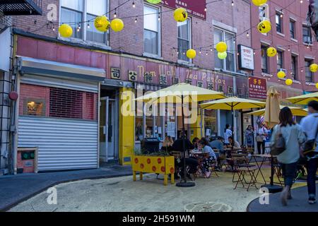 Nom Wah Tea Parlour , salone d'epoca dim sum risalente al 1920 situato in Doyle Street a Chinatown, New York, USA. 26,2021 settembre. Foto Stock