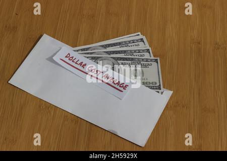 Foto concettuale, carta di denaro all'interno della busta bianca e del testo costo medio del dollaro, o investimento della regola dorata di DCA Foto Stock