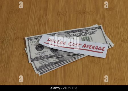 Foto concettuale, Stack casualmente Money paperand text Dollar Cost Average, o DCA Golden Rule Investment Foto Stock