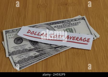 Foto concettuale, Stack casualmente Money paperand text Dollar Cost Average, o DCA Golden Rule Investment Foto Stock