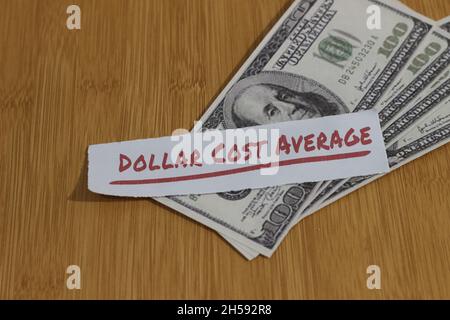 Foto concettuale, Stack casualmente Money paperand text Dollar Cost Average, o DCA Golden Rule Investment Foto Stock