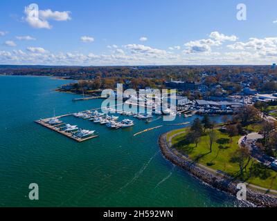 Vista aerea del porto turistico di Plymouth nel centro storico della città in autunno, Plymouth, Massachusetts ma, USA. Foto Stock