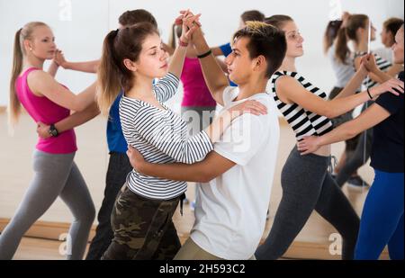 Ritratto di bambini sorridenti che ballano di danza partner Foto Stock