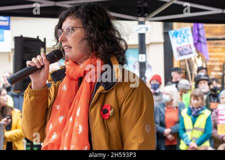 Oxford, Regno Unito. 6 novembre 2021. Giornata globale d'azione di Oxford per la giustizia climatica. Organizzato dalla coalizione Oxfordshire COP 26, che comprende XR, amici della Terra, gruppi sindacali e altri con preoccupazioni per la giustizia climatica. Gli attivisti del clima hanno marciato da Manzil Way al di fuori della Cowley Road fino a un raduno che si teneva nella Broad Street del centro di Oxford. Circa 3000 manifestanti hanno riempito Broad Street End to End. La marcia di Oxford e il raduno è stato uno dei tanti che hanno avuto luogo a pensiero del Regno Unito nello stesso momento del vertice sul clima COP26 di Glasgow. Credito: Stephen Bell/Alamy Foto Stock