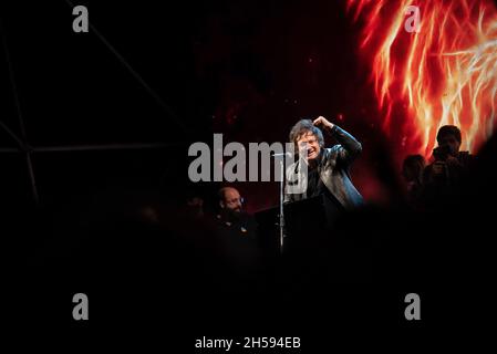 Buenos Aires, Argentina. 6 novembre 2021. Javier Milei, vice candidato per la Città di Buenos Aires per il partito 'Libertad Avanza' gesti ai suoi tifosi durante una campagna di raduno a Buenos Aires. Credit: SOPA Images Limited/Alamy Live News Foto Stock