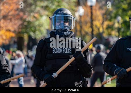 7 novembre 2021, Boston Common, Boston, Massachusetts, MA, USA: L'ufficiale della polizia di Boston è in guardia dopo l'ascesa contro il rally Tyranny organizzato da Super Happy Fun America, che si descrive come una 'organizzazione di diritti civili di centro di Boston Common. Credit: Keiko Hiromi/AFLO/Alamy Live News Foto Stock