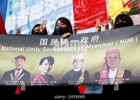 La gente ha pronunciato un discorso per fermare il colpo di stato militare in Myanmar a Hibiya Park prima di una protesta contro l'emendamento costituzionale giapponese del 7 novembre 2021 a Tokyo, Giappone. Migliaia di persone provenienti da varie organizzazioni di lavoro hanno preso le strade di Tokyo, tra cui un gruppo di rifugiati provenienti dal Myanmar che hanno chiamato a fermare il colpo di stato militare che si è svolto nel loro paese. Credit: Rodrigo Reyes Marin/AFLO/Alamy Live News Foto Stock