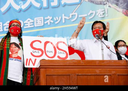 La gente ha pronunciato un discorso per fermare il colpo di stato militare in Myanmar a Hibiya Park prima di una protesta contro l'emendamento costituzionale giapponese del 7 novembre 2021 a Tokyo, Giappone. Migliaia di persone provenienti da varie organizzazioni di lavoro hanno preso le strade di Tokyo, tra cui un gruppo di rifugiati provenienti dal Myanmar che hanno chiamato a fermare il colpo di stato militare che si è svolto nel loro paese. Credit: Rodrigo Reyes Marin/AFLO/Alamy Live News Foto Stock