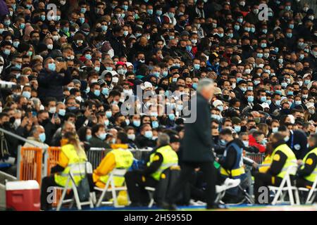 Madrid, Spagna. 6 novembre 2021. Vista generale dei tifosi Calcio : i tifosi in piedi che guardano il gioco indossando maschere durante la partita spagnola 'la Liga Santander' tra Real Madrid CF 2-1 Rayo Vallecano de Madrid all'Estadio Santiago Bernabeu di Madrid, Spagna . Credit: Mutsu Kawamori/AFLO/Alamy Live News Foto Stock
