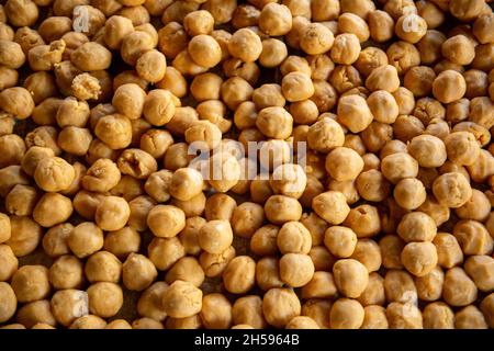 Roorkee, India. 6 novembre 2021. Jaggery per l'esportazione ad un'unità di produzione di jaggery nella parte inferiore di Roorkee.jaggery che fa da spremuta della canna da zucchero è un'industria rurale tradizionale in molte parti dell'India. Più del 70% della produzione mondiale di jaggery è fatta dall'India. Credit: SOPA Images Limited/Alamy Live News Foto Stock