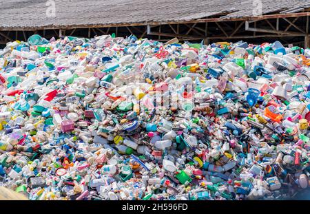 SAMUT PRAKAN, THAILANDIA-27 OTTOBRE 2021 : pile di bottiglia di plastica. Rifiuti di bottiglie di plastica per il riciclaggio in attività di riciclaggio. Rifiuti domestici di plastica Foto Stock
