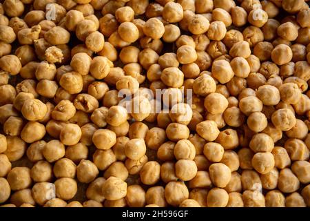 Roorkee, India. 6 novembre 2021. Jaggery per l'esportazione ad un'unità di produzione di jaggery nella parte inferiore di Roorkee.jaggery che fa da spremuta della canna da zucchero è un'industria rurale tradizionale in molte parti dell'India. Più del 70% della produzione mondiale di jaggery è fatta dall'India. (Foto di Pradeep Gaur/SOPA Images/Sipa USA) Credit: Sipa USA/Alamy Live News Foto Stock