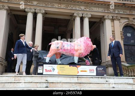 Sydney, Australia. 8 novembre 2021. Governatore del NSW l'Hon Margaret Beazley AC, QC, Consigliera Christine Forster a nome del Sydney Lord Mayor, ex primo Ministro, l'Hon Tony Abbott AC e il rinomato artista australiano contemporaneo, David Griggs partecipa a una cerimonia per svelare il quarantasettesimo e ultimo leone del Tusk Lion Trail sui gradini del Municipio di Sydney. Come parte del Tusk Lion Trail, Sydney ospiterà il quarantasettesimo e ultimo Leone nell'installazione artistica riconosciuta a livello mondiale, attualmente in corso per aumentare la consapevolezza e i fondi per le specie in via di estinzione. Credit: Richard Milnes/Alamy Live Foto Stock