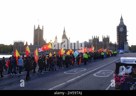 Londra, Regno Unito. 7 Nov 2021. I manifestanti hanno attraversato il ponte di Westminster come la disapora Tigrayan nella capitale riunitosi per celebrare il primo anniversario dell'operazione di polizia del primo Ministro etiope Abiy Ameds, che ha portato un milione di persone a fronteggiare condizioni di carestia, che sono interamente prodotti dall'uomo in quanto le colture sono state distrutte o saccheggiate, il bestiame rubato e gli aiuti umanitari sono deliberatamente bloccati. Credit: Undicesima ora Fotografia/Alamy Live News Foto Stock