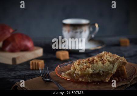 Torta di crumb di mele al caramello con una tazza di caffè Foto Stock